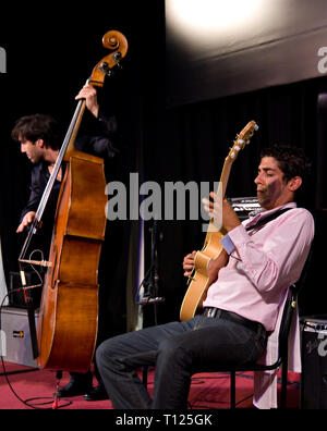 PERUGIA, ITALIEN - 12. JULI 2010 - Trio Reinhardt, Manetti & Eche-Puig (Richard Manetti - Gitarre, Joan Eche-Puig - bass) auf der Bühne Stockfoto