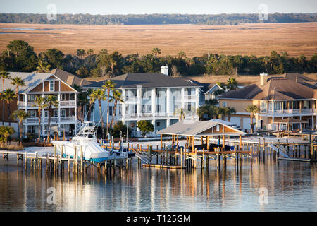 Die Sicht bei Dämmerung der Wohnviertel auf kleinen Sumpf Insel von St Johns River (Jacksonville, Florida). Stockfoto