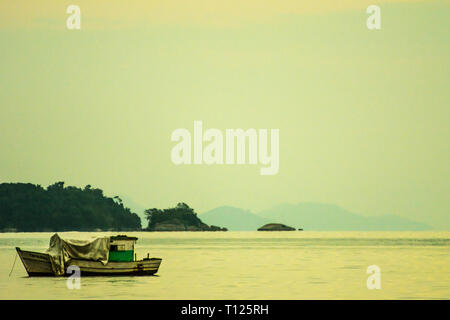 2018 November - Paraty, Brasilien. Bunte Fischerboote in der Nähe der Küste. Stockfoto