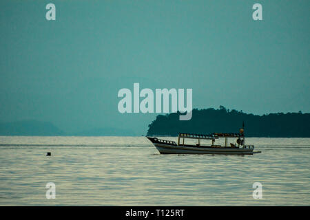 2018 November - Paraty, Brasilien. Angeln Boot in der Nähe der Küste. Stockfoto