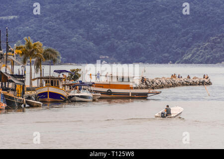 2018 November - Paraty, Brasilien. Bunte Fischerboote in der Nähe der Küste. Stockfoto