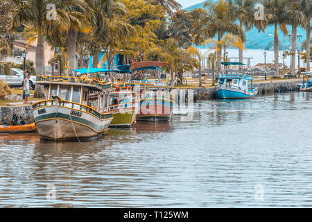 2018 November - Paraty, Brasilien. Bunte Fischerboote in der Nähe der Küste. Stockfoto