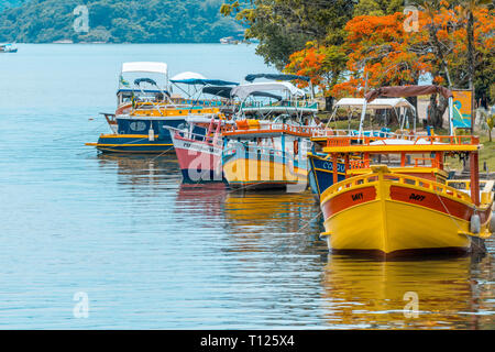 2018 November - Paraty, Brasilien. Bunte Fischerboote in der Nähe der Küste. Stockfoto