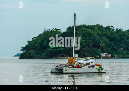 2018 November - Paraty, Brasilien. Segelboot in der Nähe der Küste. Stockfoto