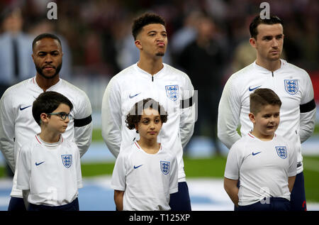 England's Raheem Sterling (links), Samy Sancho (Mitte) und Ben Chilwell Line up vor der UEFA Euro 2020 Qualifikation, Gruppe A Match im Wembley Stadion, London. Stockfoto