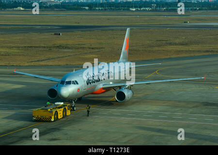 Saigon, Vietnam - 13 Apr, 2016. Ein Airbus A320 Flugzeug von Jetstar Rollen auf Start- und Landebahn des Flughafen Tan Son Nhat (SGN). Stockfoto