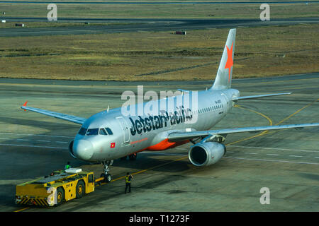Saigon, Vietnam - 13 Apr, 2016. Ein Airbus A320 Flugzeug von Jetstar Rollen auf Start- und Landebahn des Flughafen Tan Son Nhat (SGN). Stockfoto