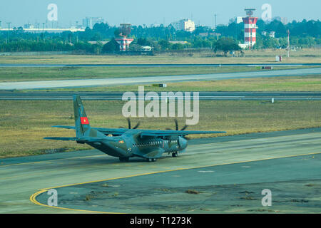 Saigon, Vietnam - 13 Apr, 2016. Vietnam Air Force CASA C-295 M militärische Flugzeuge Rollen auf Start- und Landebahn des Flughafen Tan Son Nhat (SGN). Stockfoto