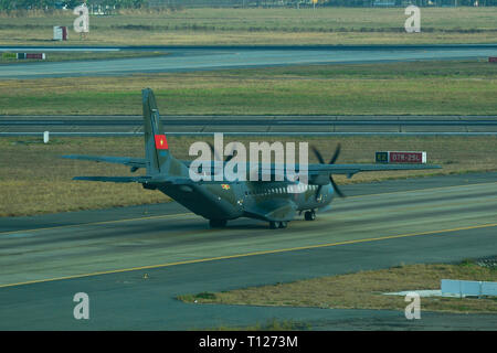 Saigon, Vietnam - 13 Apr, 2016. Vietnam Air Force CASA C-295 M militärische Flugzeuge Rollen auf Start- und Landebahn des Flughafen Tan Son Nhat (SGN). Stockfoto