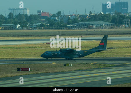 Saigon, Vietnam - 13 Apr, 2016. Vietnam Air Force CASA C-295 M militärische Flugzeuge Rollen auf Start- und Landebahn des Flughafen Tan Son Nhat (SGN). Stockfoto
