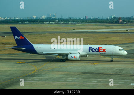 Saigon, Vietnam - 13 Apr, 2016. Eine Boeing757-200 (SF) Flugzeug von Federal Express (FedEx) Rollen auf Start- und Landebahn des Flughafen Tan Son Nhat (SGN). Stockfoto