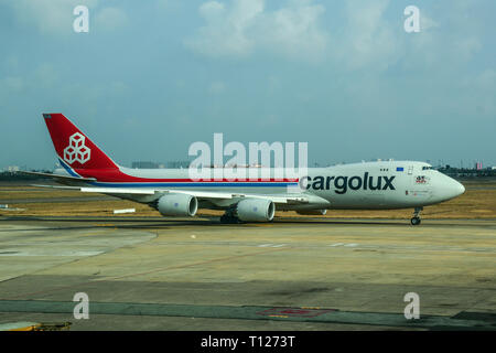 Saigon, Vietnam - 13 Apr, 2016. Eine Boeing 747-8F Flugzeug von CargoLux Rollen auf Start- und Landebahn des Flughafen Tan Son Nhat (SGN). Stockfoto