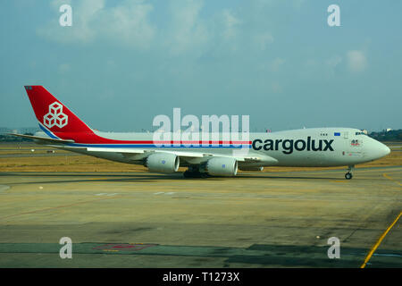 Saigon, Vietnam - 13 Apr, 2016. Eine Boeing 747-8F Flugzeug von CargoLux Rollen auf Start- und Landebahn des Flughafen Tan Son Nhat (SGN). Stockfoto