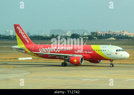 Saigon, Vietnam - 13 Apr, 2016. Ein Airbus A320 Flugzeug der Vietjet Luft rollen auf Start- und Landebahn des Flughafen Tan Son Nhat (SGN). Stockfoto