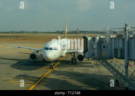 Saigon, Vietnam - 13 Apr, 2016. Ein Airbus A320 Flugzeug der TigerAir Rollen auf Start- und Landebahn des Flughafen Tan Son Nhat (SGN). Stockfoto