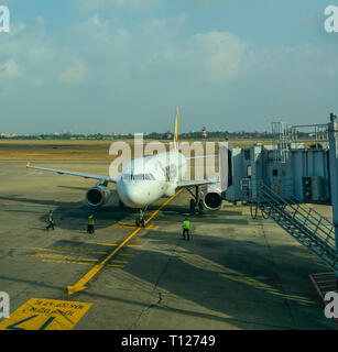Saigon, Vietnam - 13 Apr, 2016. Ein Airbus A320 Flugzeug der TigerAir Rollen auf Start- und Landebahn des Flughafen Tan Son Nhat (SGN). Stockfoto