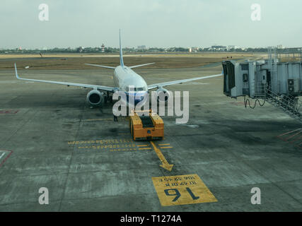 Saigon, Vietnam - 13 Apr, 2016. Eine Boeing 737-800 Flugzeug von China Southern Airlines Rollen auf Start- und Landebahn des Flughafen Tan Son Nhat (SGN). Stockfoto