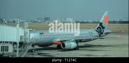Saigon, Vietnam - 13 Apr, 2016. Ein Airbus A320 Flugzeug von Jetstar Docking am Flughafen Tan Son Nhat (SGN). Stockfoto