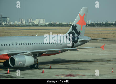 Saigon, Vietnam - 13 Apr, 2016. Ein Airbus A320 Flugzeug von Jetstar Docking am Flughafen Tan Son Nhat (SGN). Stockfoto