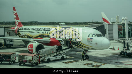 Saigon, Vietnam - 13 Apr, 2016. Ein Airbus A320 Flugzeug der AirAsia Docking am Flughafen Tan Son Nhat (SGN). Stockfoto