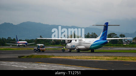 Kuala Lumpur, Malaysia - 13 Apr, 2016. Garuda Flugzeug Andocken an Flughafen Kuala Lumpur (KLIA). KLIA ist die Welt 23 rd-verkehrsreichsten Flughafen durch die Gesamtzahl der passeng Stockfoto