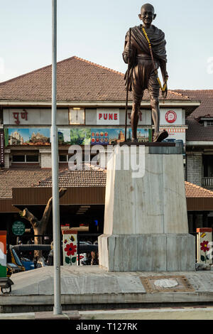 22-03-2019-Statue von Mahatma Gandhi, in der Nähe der Bahnhof von Pune Pune, Maharashtra INDIEN Stockfoto