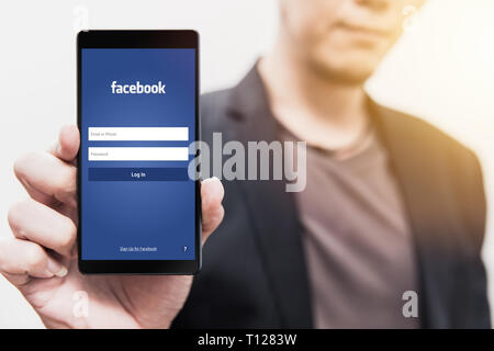 Unternehmer zeigen Facebook Login Seite auf seinem Smartphone für die Verwendung von Telefon soziale App für Unternehmen. 3. August 2018, Bangkok, Thailand. Stockfoto