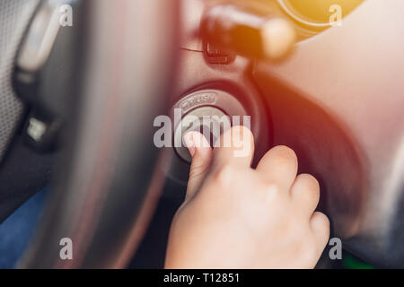 Closeup hand drehen, drehen Sie den Zündschlüssel in die Start Auto Motor für den Antrieb entzünden. Stockfoto