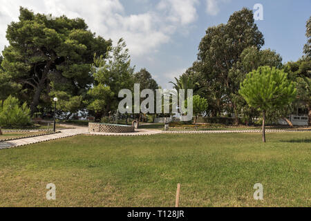Park an der Metamorfosi Strand an der Halbinsel Sithonia, Chalkidiki, Zentralmakedonien, Griechenland Stockfoto