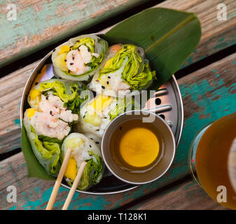 Bild des ceviche Brötchen aus weißen Fisch mit Reis papier im vietnamesischen Stil Stockfoto