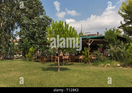 Park an der Metamorfosi Strand an der Halbinsel Sithonia, Chalkidiki, Zentralmakedonien, Griechenland Stockfoto