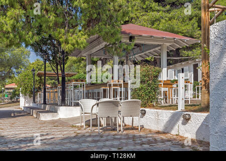 Park an der Metamorfosi Strand an der Halbinsel Sithonia, Chalkidiki, Zentralmakedonien, Griechenland Stockfoto