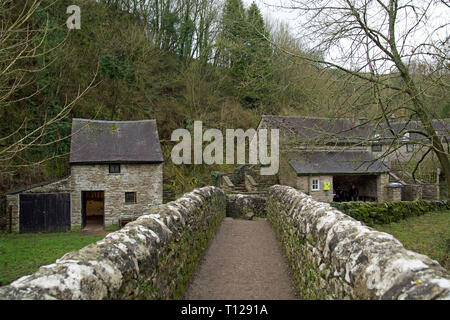 Anzeigen von Stone Cottages in Milldale im Peak District (UK) sene von der alten Brücke aus Stein. Stockfoto