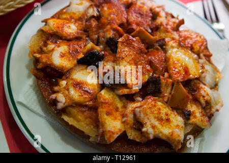 Appetitlich tentakel von Octopus mit gekochten Kartoffeln, gewürzt mit geräucherter Paprika Stockfoto