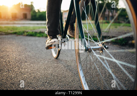 Low Angle View von Fahrrad Fahrer bei Sonnenuntergang Stockfoto