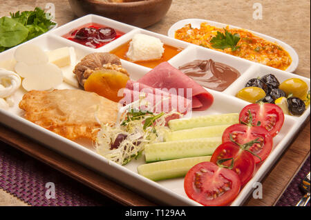 Eine köstliche Anatolischen türkisches Frühstück mit allem, was für die Gesundheit erforderlich sind. Es enthält alles, was für die Gesundheit einer Person notwendig. Stockfoto