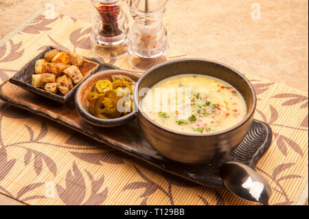Mittelmeer Türkische Fischsuppe. Bur Suppe ist sehr lecker und bevorzugt. Der mediterranen Fisch gemacht. Die traditionelle Bit ist die Türkische Geschmack. Stockfoto