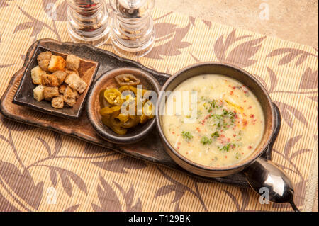 Mittelmeer Türkische Fischsuppe. Bur Suppe ist sehr lecker und bevorzugt. Der mediterranen Fisch gemacht. Die traditionelle Bit ist die Türkische Geschmack. Stockfoto