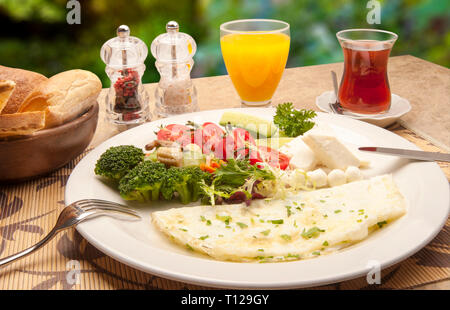 Eine köstliche Anatolischen türkisches Frühstück mit allem, was für die Gesundheit erforderlich sind. Es enthält alles, was für die Gesundheit einer Person notwendig. Stockfoto