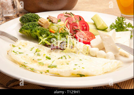 Eine köstliche Anatolischen türkisches Frühstück mit allem, was für die Gesundheit erforderlich sind. Es enthält alles, was für die Gesundheit einer Person notwendig. Stockfoto