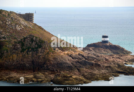 WW2 Bunker/Suche & die Schwarzen und Weißen La Tour de Noirmont Vinde (Turm) Leuchtturm in St Aubin's Bay auf der Insel Jersey, Channel Isles, UK. Stockfoto