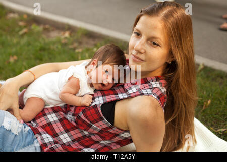 Mutter und Neugeborenes Mädchen Sommer genießen. Stockfoto