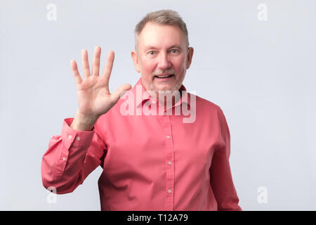 Älterer Mann im roten Hemd wave, Willkommen Stockfoto