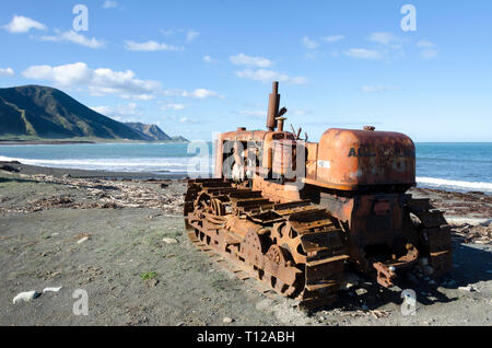 Bulldozer am Strand, Tora, Wairarapa, Ostküste, North Island, Neuseeland Stockfoto