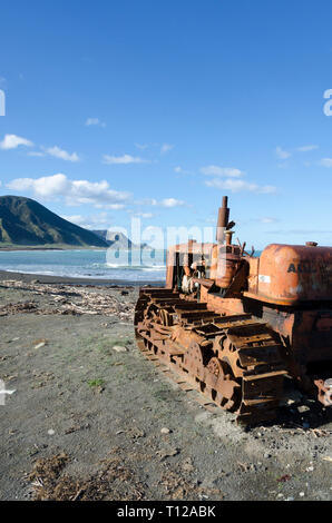 Bulldozer am Strand, Tora, Wairarapa, Ostküste, North Island, Neuseeland Stockfoto