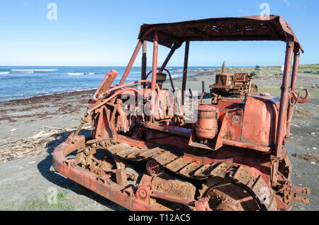 Bulldozer am Strand, Tora, Wairarapa, Ostküste, North Island, Neuseeland Stockfoto