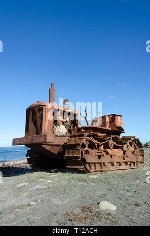 Bulldozer am Strand, Tora, Wairarapa, Ostküste, North Island, Neuseeland Stockfoto