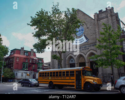 New York - Usa am 17. Juni 2014 - Bus in der Straße in Williamsburg in New York Stockfoto