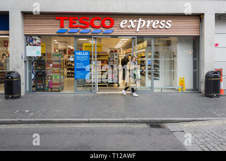 Tesco Express Storefront, tolle Suffolk Street, London, SE1, UK Stockfoto