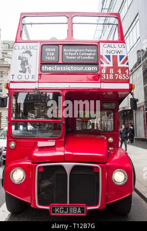 Eine klassische Tour open top, Hop-on-Hop-off, konvertiert London Routemaster Bus auf Fleet Street, London, UK Stockfoto